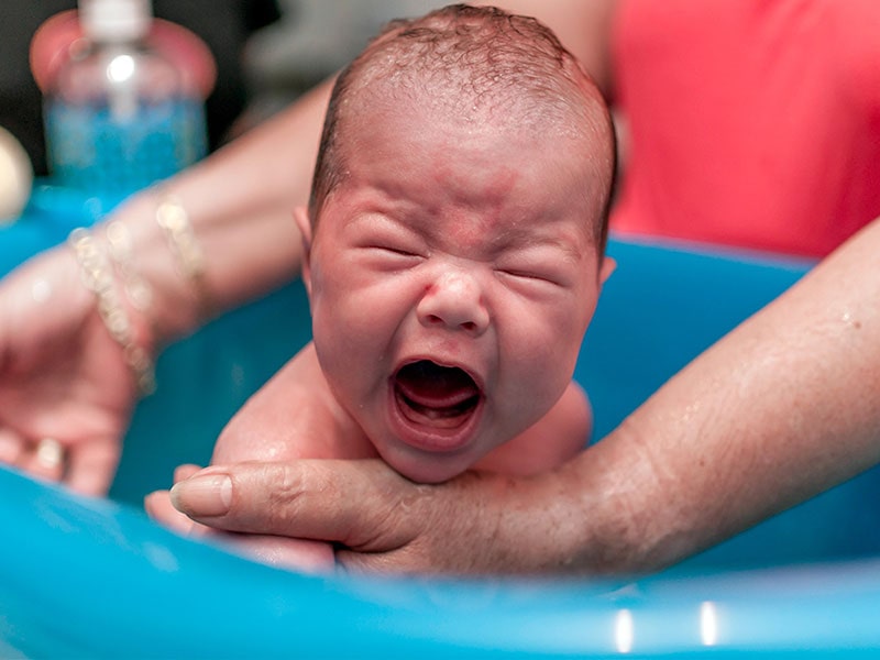 ترس نوزاد از حمام کردن