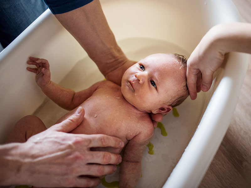 شستن نوزاد در وان