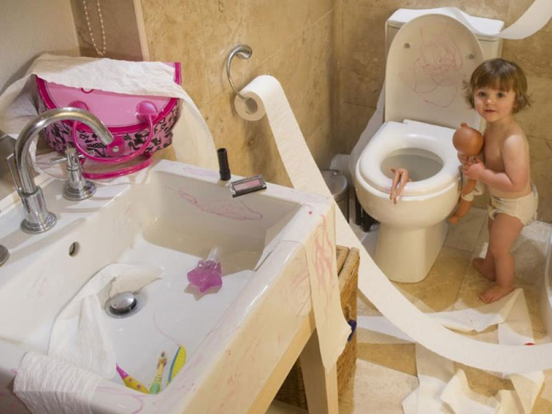 دستشویی رفتن کودک دو ساله